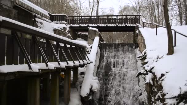 Oude watermolen huis creek stroom trapsgewijs sneeuw winter — Stockvideo