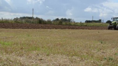 ağır makine traktör tarla çalışma alanını Ağustos