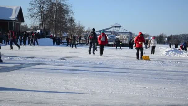 Active leisure winter sport skate slide ice frozen lake — Stock Video