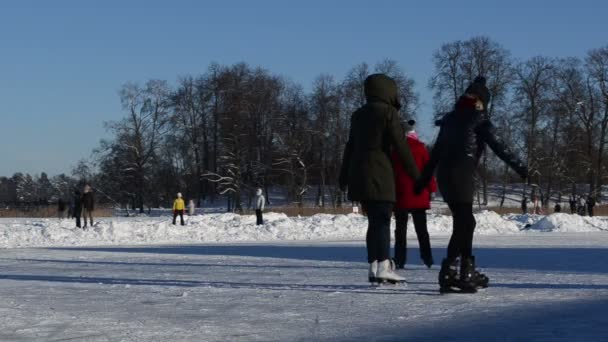 Skate esportivo de inverno ativo no lago gelo neve limpa — Vídeo de Stock