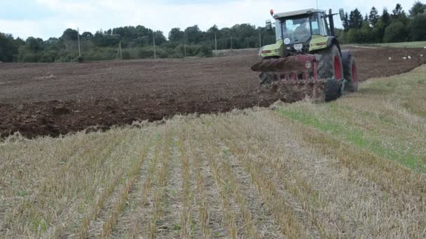 Vehículo pesado campo de arado tractor en festival de la cosecha — Vídeos de Stock