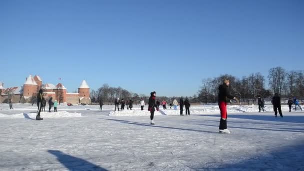 Invierno deporte patín hielo congelado lago castillo fuerte trakai — Vídeo de stock
