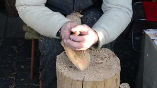 Плотник руки зубила гравировальный инструмент работы резьба дерева фестиваль — стоковое видео