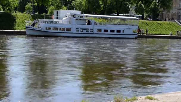 Θραύσμα κέντρο πόλης Βίλνιους. πλοίο ροής ποταμού Neris με αγκυροβολημένο — Αρχείο Βίντεο