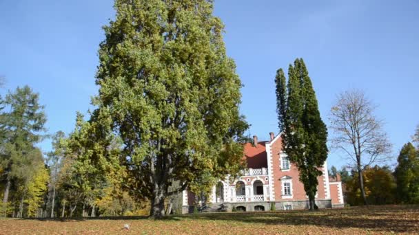 Sesuoleliai mansion manor ancient architecture autumn park — Stock Video