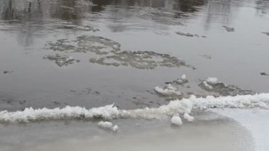 Kış yüzen tatlı hızlı akış nehir su buz parçası