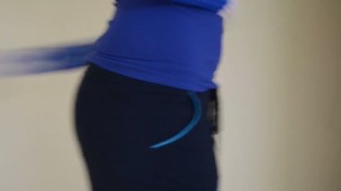 Kız sıra hoop bel büyük yara çıplak göstermek ince araç slenderize