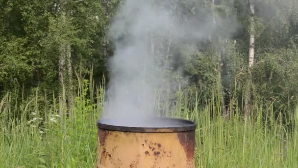 Rauch steigt aus rostigem Fassrauch auf — Stockvideo