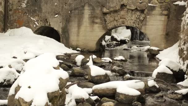 Ручей вода течет бег камень ретро архитектура арка снег зима — стоковое видео