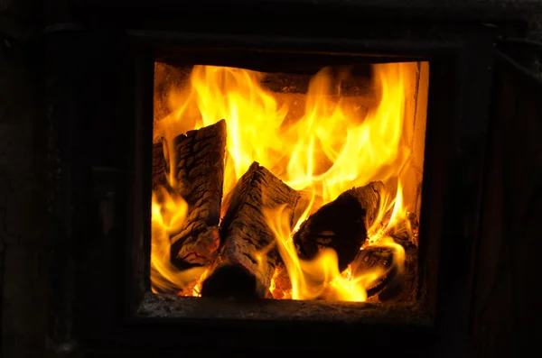 Brandhout hout branden retro roestig landelijke keuken kachel — Stockfoto