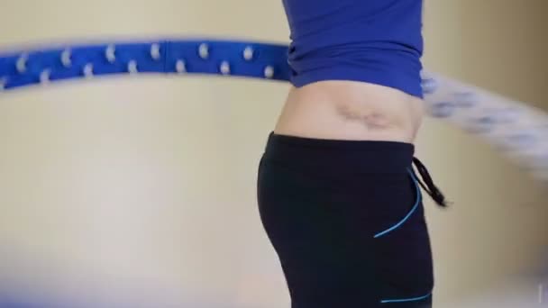 Nő sport viselni spin hula hoop fitness eszköz derék zúzódás csípő — Stock videók