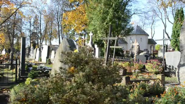 cimetière rural croix rétro église en bois odeur mort 