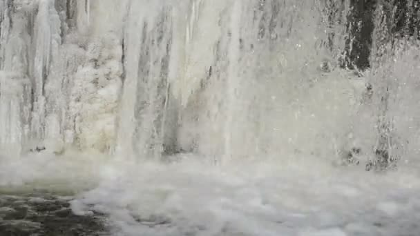 Closeup gelo congelado ribeiro cachoeira rio linn fluxo de água inverno — Vídeo de Stock