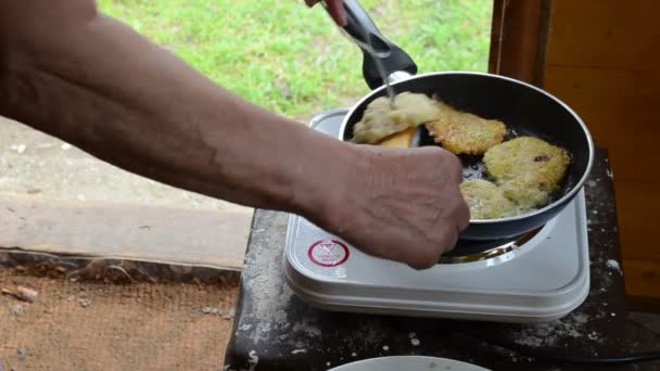 Senior women bake potato pancake in rural house kitchen — Stock Video