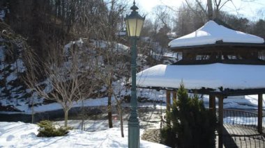 ahşap kameriye çatı kar retro nehir banka winter park aydınlatma
