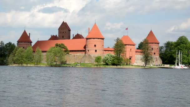 Antiguo castillo de Trakai en la isla rodeada por el lago Galve — Vídeo de stock