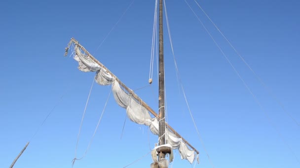 Retro houten schip zeil verplaatsen wind blauwe hemelachtergrond — Stockvideo