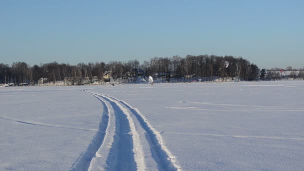 Kiteboarding ice sail frozen lake amazing cold winter day — Stock Video