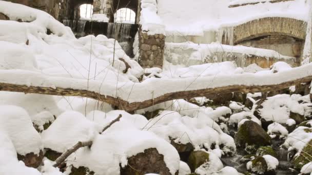 Retro fluxo barragem arquitetura fluxo de água neve cobrir pedras paredes — Vídeo de Stock