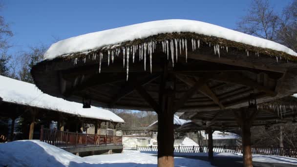 冰柱坑秸秆的凉亭屋顶雪瀑布层叠河冬天 — 图库视频影像
