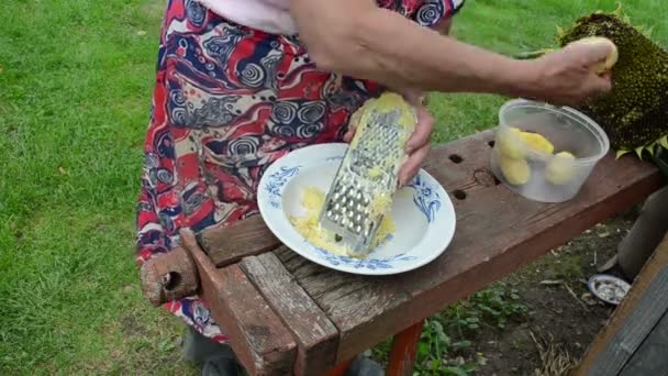 Senior femme mains déchiqueteuse pomme de terre avec table râpe en métal — Video