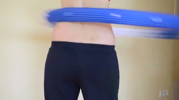 Lichaam trainen sport thuis. meisje beurt hula hoop ring taille terug kont — Stockvideo