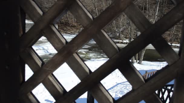 Ansicht Holz Garten Tor Winter Fluss Wasser Katarakt Eis Schnee — Stockvideo