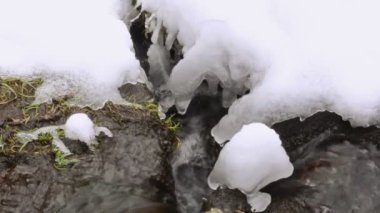closeup akışı geçerli akış kar buz sarkıtları bahar çayı