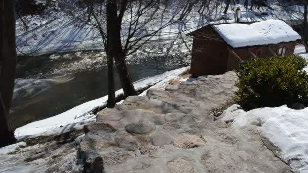 Steintreppen im Freien Badehaus Dach bedeckt Schnee Winter Fluss — Stockvideo