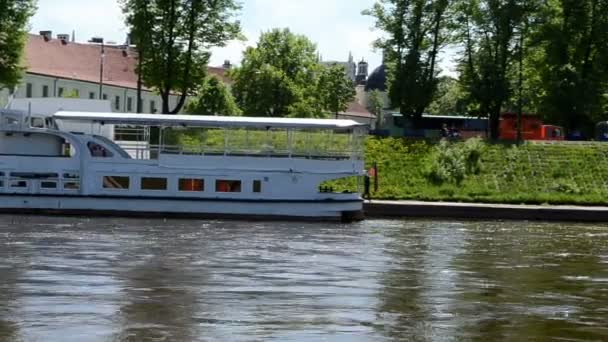 Vilnius ciudad neris río flujo de agua barco amarrado mindaugas puente — Vídeo de stock