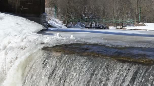 Удивительный водопад ледяной край воды взгляд блеск солнца отражение — стоковое видео