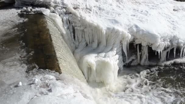 Angolo cascata d'acqua del fiume cadere spruzzi di ghiaccio bolla congelato — Video Stock