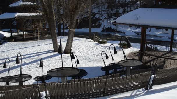 Diseño moderno asientos mesas nieve restaurante cafetería río invierno — Vídeos de Stock