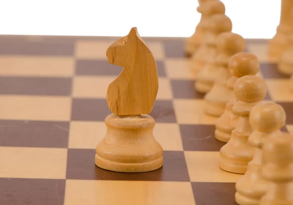 Trä figur riddare stå bonde linje schackbräde — Stockfoto