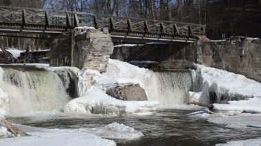 buz buz sarkıtları kış donmuş nehir şelale retro Köprüsü