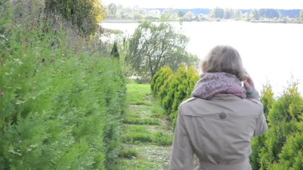Belle jolie femme promenade chemin thuja brousse allée lac avenue — Video