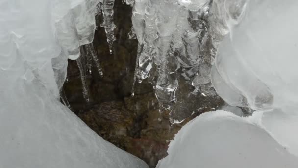 Gelo icicles fluxo derreter água gota pedras montanha caverna — Vídeo de Stock