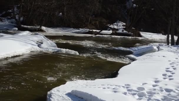 Речной берег ледяной снег старый ретро дамба воды каскад водопад зима — стоковое видео
