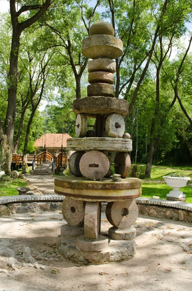 農村公園の装飾図レトロ ビンテージ石臼 — ストック写真