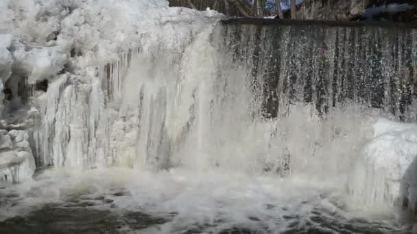 Wunderbare Fluss Katarakt Wasserfall gefrorenes Eis Reflexionen Wasser — Stockvideo