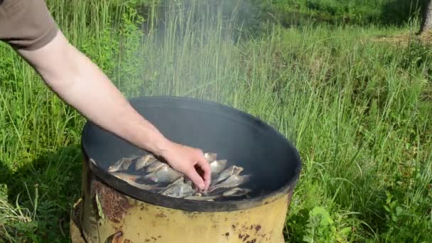 Άνθρωπος χέρι ελέγχου ψάρια του καπνίσματος στο σκουριασμένο χειροποίητα καπνιστήριο — Αρχείο Βίντεο