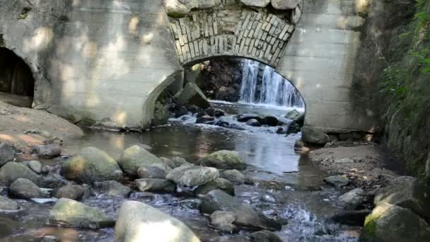 proudu potok vody toku spouštění kameny staré retro vodní mlýn oblouk