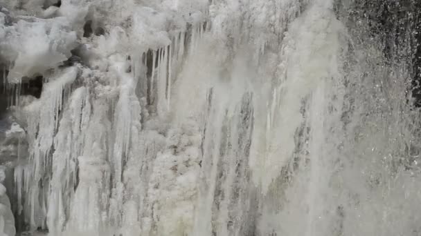 Primer plano hielo congelado cuelgan arroyo flujo de agua invierno — Vídeo de stock