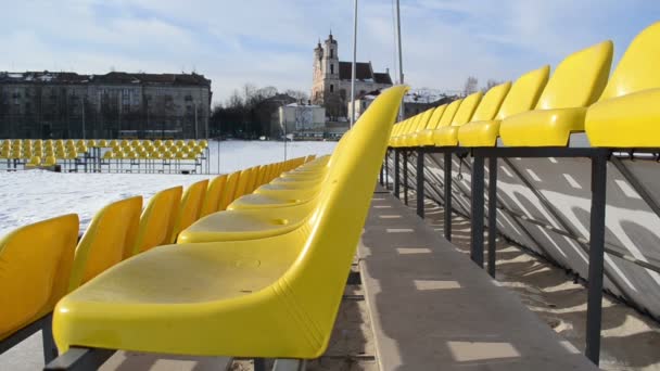 Volleyball court rows yellow chairs in the distance yellow bus — Stock Video