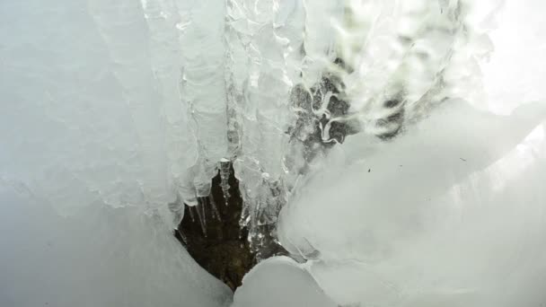 Cascada hielo hielo montaña cueva agua caída gota derretir invierno — Vídeos de Stock