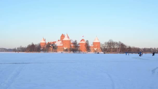 Kvällen solnedgång trakai slott snö turister fritid — Stockvideo