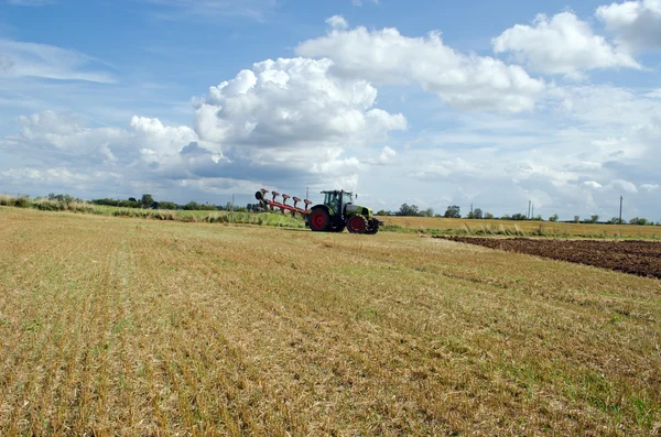手机在前台国旗的希腊traktor připravit pluh zemědělské sklizně pole — Stock fotografie