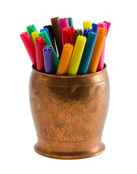 Colorida canetas de ponta de feltro tigela de cobre retro isolado — Fotografia de Stock