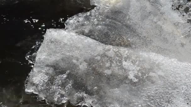 Closeup gelo cobrindo fluxo água fluxo bolhas de ar formam inverno — Vídeo de Stock