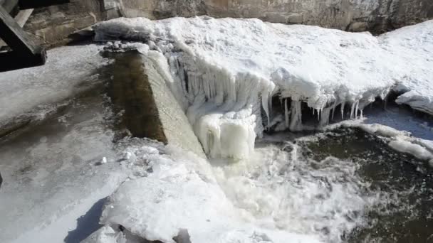 Угловой каскад воды реки падение края всплеск пузырь льда заморожен — стоковое видео